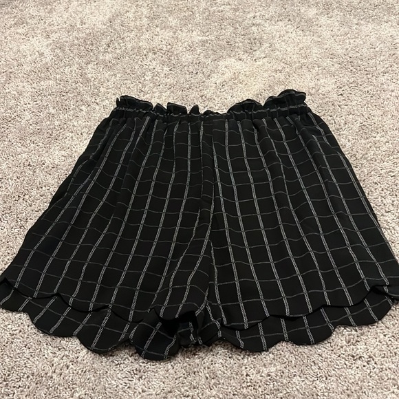 High Waisted Checkered Shorts - Picture 3 of 3